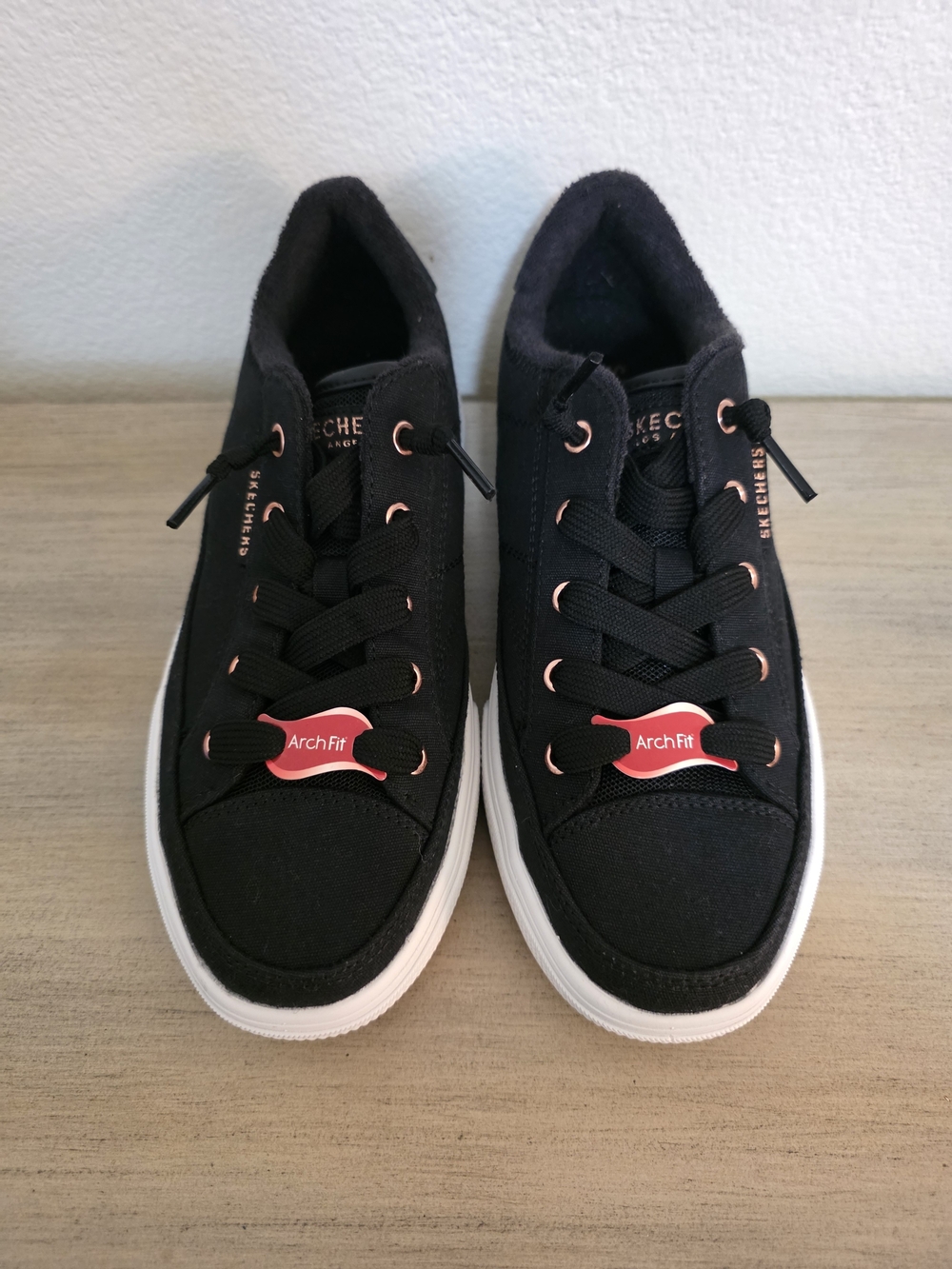 WOMEN'S Skechers Black Low Top Sneakers SIZE 6 - Picture 2 of 6